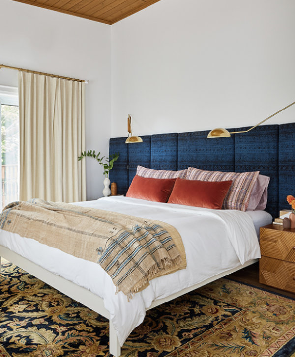 Kamar remaja dengan tirai gorden tebal dan bergaya klasik untuk kesan mewah ala Eropa